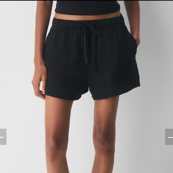 Aritzia Pants - Little Moon Black Sail Short in Medium
